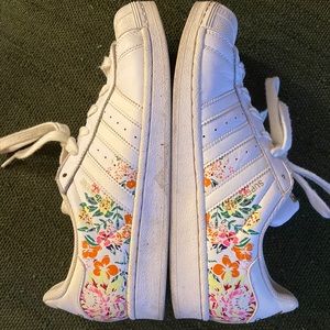 adidas, 3 stripe superstar, size 8 women’s